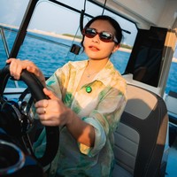 Tampil simpel mengenakan kemeja hijau menerawang, pesona Prilly saat mengendarai yacht pribadinya begitu terpancar. Sambil mengenakan kaca mata hitam, Prilly terlihat santai menyetir yacht barunya itu. Foto: Instagram/@prillylatuconsina96