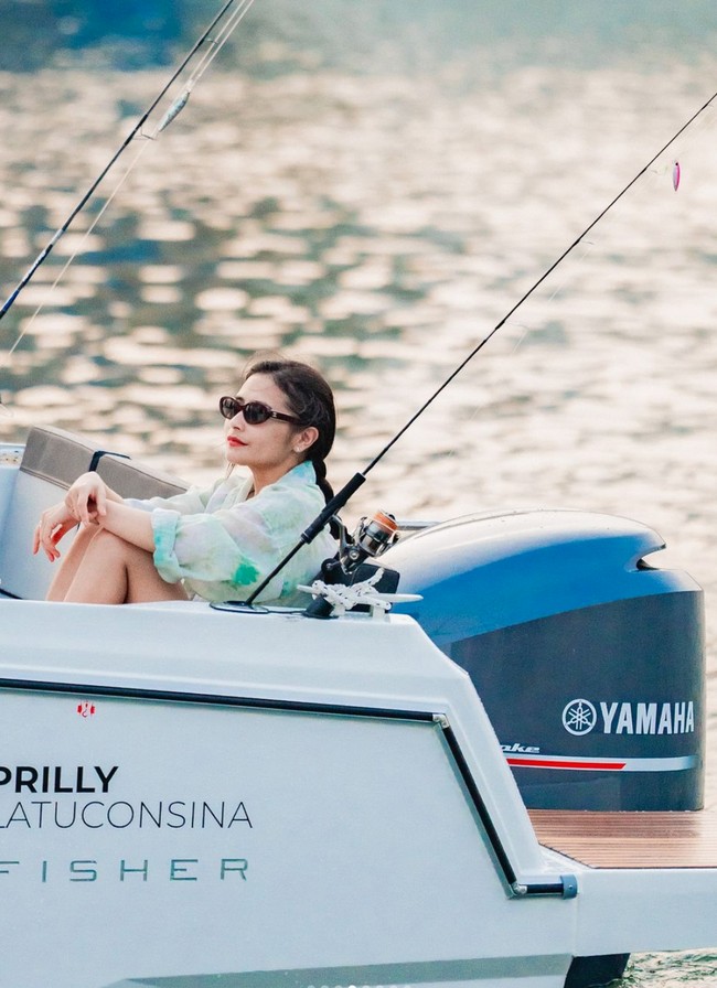 Prilly juga menjajal duduk di bagian belakang yacht miliknya sambil menikmati pemandangan laut yang indah. Chasing golden horizons, tulis Prilly dalam keterangan unggahannya. Foto: Instagram/@prillylatuconsina96