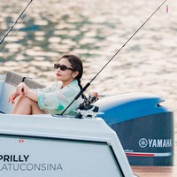 Prilly juga menjajal duduk di bagian belakang yacht miliknya sambil menikmati pemandangan laut yang indah. Chasing golden horizons, tulis Prilly dalam keterangan unggahannya. Foto: Instagram/@prillylatuconsina96