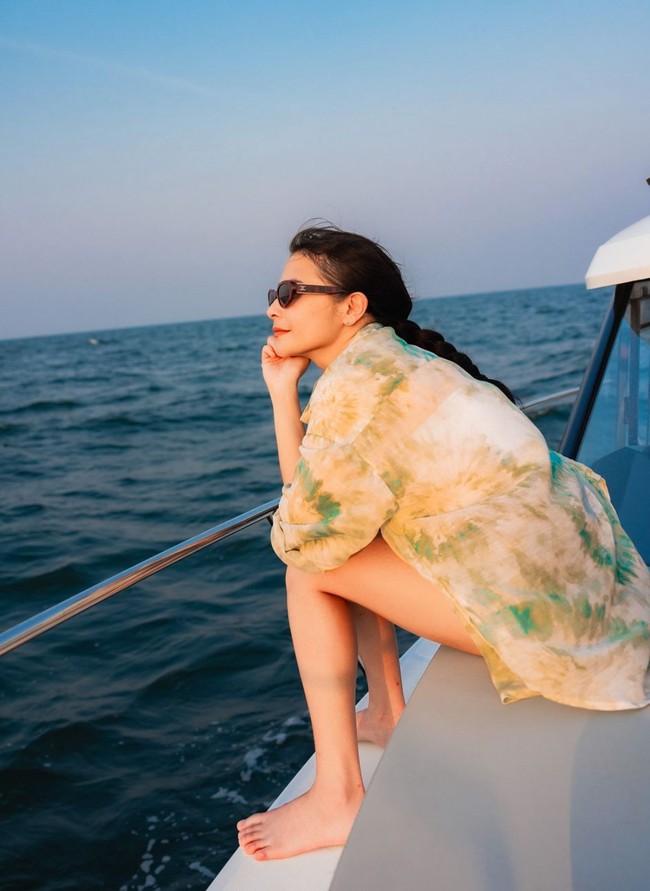 Wanita 28 tahun itu juga tampak asik berpose di atas yacht barunya. Sambil menatap laut, Prilly tampak duduk dan memangku tangan dengan wajah tersenyum. Foto: Instagram/@prillylatuconsina96