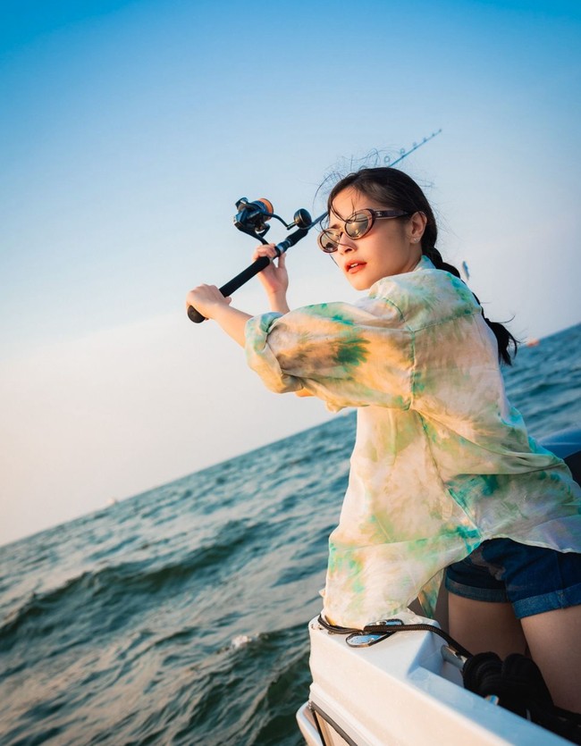 Prilly juga melakukan hobi memancingnya di atas yacht barunya itu. Mengenakan hot pants jeans biru, Prilly tampak begitu ahli saat melemparkan mata pancingnya. Foto: Instagram/@prillylatuconsina96