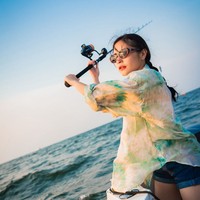 Prilly juga melakukan hobi memancingnya di atas yacht barunya itu. Mengenakan hot pants jeans biru, Prilly tampak begitu ahli saat melemparkan mata pancingnya. Foto: Instagram/@prillylatuconsina96