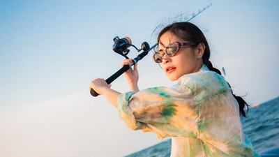 8 Foto Prilly Latuconsina Naik Yacht Baru, Jajal Menyetir Hingga Memancing