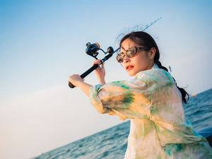8 Foto Prilly Latuconsina Naik Yacht Baru, Jajal Menyetir Hingga Memancing