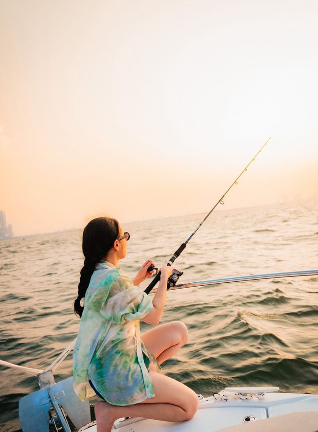 Jika sudah melakoni hobinya tersebut tampaknya Prilly bisa menghabiskan waktu berjam-jam. Kini dengan adanya yacht pribadi, Prilly bisa menjalani hobinya itu kapanpun ia inginkan. Foto: Instagram/@prillylatuconsina96