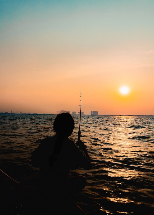 Sambil memancing, Prilly juga menikmati pemandangan indah sunset dari atas yacht miliknya.  Foto: Instagram/@prillylatuconsina96
