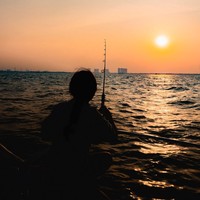 Sambil memancing, Prilly juga menikmati pemandangan indah sunset dari atas yacht miliknya.  Foto: Instagram/@prillylatuconsina96