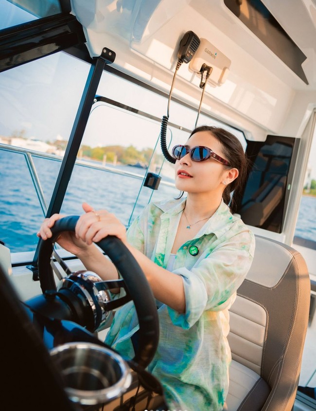 Prilly Latuconsina tampak asik menjajal yacht baru yang dibelinya sebagai hadiah ulang tahun. Dalam unggahannya di Instagram pesinetron cantik tersebut bahkan terlihat sudah mahir mengendarai yacht miliknya. Foto: Instagram/@prillylatuconsina96