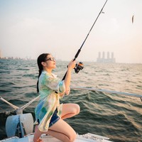 Di salah satu foto terlihat Prilly yang memamerkan hasil tangkapannya. Di akun Instagramnya sendiri Prilly memang kerap membagikan momen saat dirinya sedang melakoni hobi memancingnya tersebut. Foto: Instagram/@prillylatuconsina96