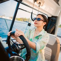 Prilly Latuconsina tampak asik menjajal yacht baru yang dibelinya sebagai hadiah ulang tahun. Dalam unggahannya di Instagram pesinetron cantik tersebut bahkan terlihat sudah mahir mengendarai yacht miliknya. Foto: Instagram/@prillylatuconsina96