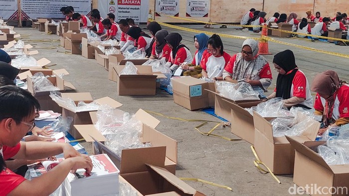 Proses sortir lipat surat suara di gudang logistik KPU Cimahi