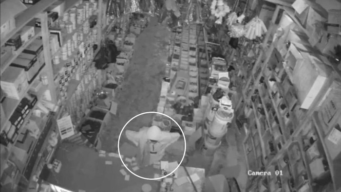 Rekaman CCTV maling saat beraksi dalam ruko di Jambi
