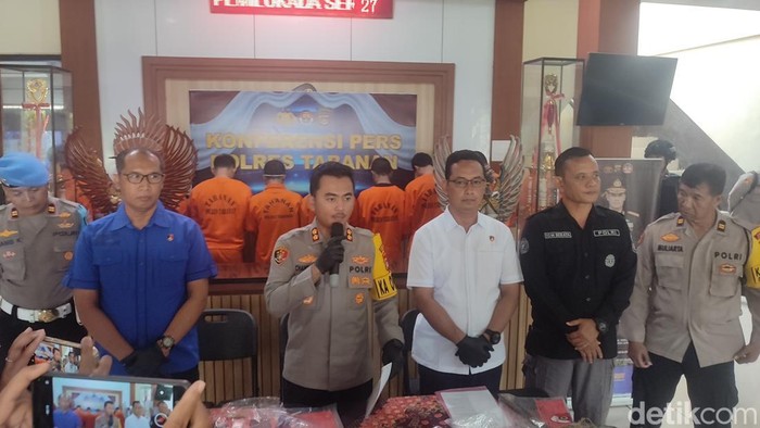 Kapolres Tabanan AKBP Chandra Citra Kesuma didampingi jajarannya saat merilis kasus selama dua bulan terakhir. Kamis (31/10/2024). (Ahmad Firizqi Irwan/detikBali)