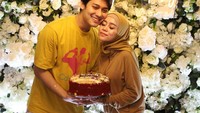 Momen ulang tahun yang romantis juga pernah dibagikan oleh Billar. Ia dan Lesti memegang cake cantik di latar lampu neon bertuliskan Happy Birthday dan rangkaian bunga mawar putih. Foto: Instagram @rizkybillar