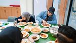 Keseruan Rizky Billar Santap Burger dan Nasi Padang Bareng Lesti