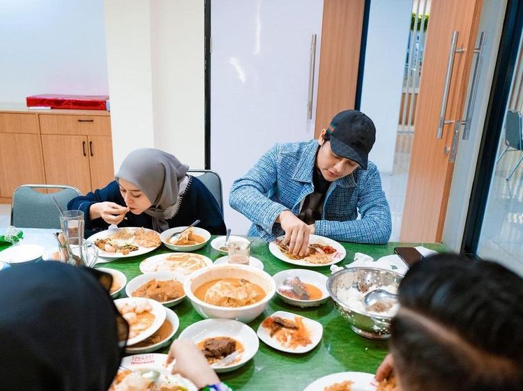 Keseruan Rizky Billar Santap Burger dan Nasi Padang Bareng Lesti