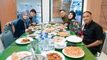 Keseruan Rizky Billar Santap Burger dan Nasi Padang Bareng Lesti