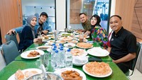 Saat pasangan Gillang atau Juragan 99 dan Shandy Purnamasari membuka cabang Payakumbuah, Billar dan Lesti diundang untuk menikmati sajiannya. Ini potret mereka yang tampak akrab. Foto: Instagram @rizkybillar