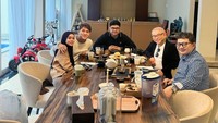 Rizky Billar dan Lesti juga tampak terlihat di momen makan siang bersama rekannya. Mereka menikmati sajian burger, steak, dan minum kopi susu yang nikmat. Foto: Instagram @rizkybillar