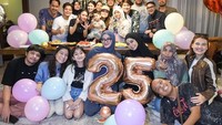 Kalau ini momen Rizky Billar ketika merayakan ulang tahun sang istri, Lesti Kejora. Perayaan ulang tahun Lesti ke-25 dirayakan bersama keluarga dan sahabat. Foto: Instagram @rizkybillar
