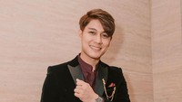 Rizky Billar, aktor tampan yang juga suami dari pedangdut Lesti Kejora. Kini ia juga terjun di dunia bisnis, kabarnya melakukan investasi 2 villa di Bali. Foto: Instagram @rizkybillar