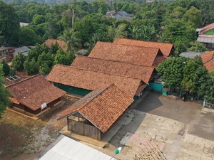 Melihat dari Dekat Rumah Adat Sunda di Tengah Hiruk Pikuk Kota Bekasi