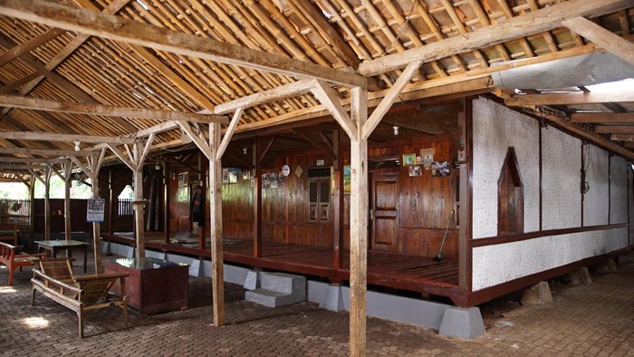Rumah Adat Sunda di Kampung Adat Kranggan, Kota Bekasi