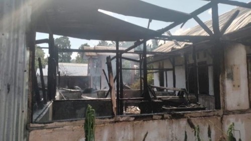 Rumah HH dan Mario di RT 18, RW 07, Kelurahan Kalabahi Tengah, Kecamatan Teluk Mutiara, Alor, NTT, seusai dibakar. (Dok Polres Alor).