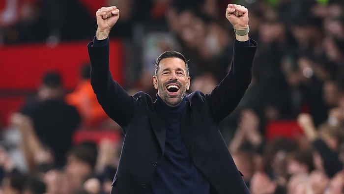 MANCHESTER, ENGLAND - OCTOBER 30: Ruud van Nistelrooy the interim head coach / manager of Manchester United celebrates his teams opening goal during the Carabao Cup Fourth Round match between Manchester United and Leicester City   at Old Trafford on October 30, 2024 in Manchester, England. (Photo by Robbie Jay Barratt - AMA/Getty Images)