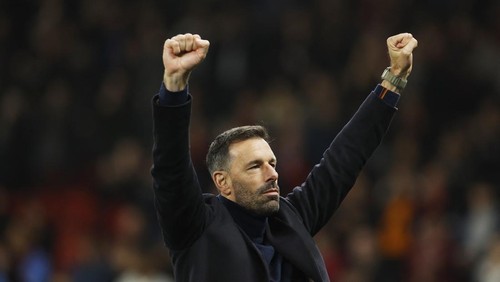 Soccer Football - Carabao Cup - Round of 16 - Manchester United v Leicester City - Old Trafford, Manchester, Britain - October 30, 2024 Manchester United interim manager Ruud van Nistelrooy celebrates after the match Action Images via Reuters/Jason Cairnduff EDITORIAL USE ONLY. NO USE WITH UNAUTHORIZED AUDIO, VIDEO, DATA, FIXTURE LISTS, CLUB/LEAGUE LOGOS OR LIVE SERVICES. ONLINE IN-MATCH USE LIMITED TO 120 IMAGES, NO VIDEO EMULATION. NO USE IN BETTING, GAMES OR SINGLE CLUB/LEAGUE/PLAYER PUBLICATIONS. PLEASE CONTACT YOUR ACCOUNT REPRESENTATIVE FOR FURTHER DETAILS..