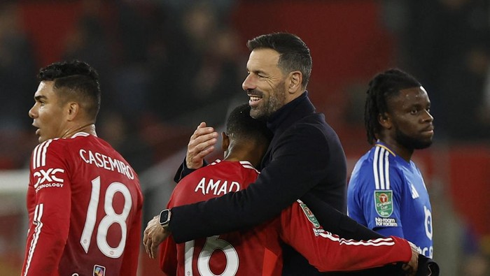 Soccer Football - Carabao Cup - Round of 16 - Manchester United v Leicester City - Old Trafford, Manchester, Britain - October 30, 2024 Manchester United interim manager Ruud van Nistelrooy celebrates with Amad Diallo after the match Action Images via Reuters/Jason Cairnduff EDITORIAL USE ONLY. NO USE WITH UNAUTHORIZED AUDIO, VIDEO, DATA, FIXTURE LISTS, CLUB/LEAGUE LOGOS OR LIVE SERVICES. ONLINE IN-MATCH USE LIMITED TO 120 IMAGES, NO VIDEO EMULATION. NO USE IN BETTING, GAMES OR SINGLE CLUB/LEAGUE/PLAYER PUBLICATIONS. PLEASE CONTACT YOUR ACCOUNT REPRESENTATIVE FOR FURTHER DETAILS..