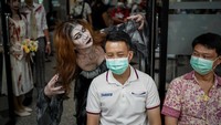 Nah, kalau donor darah ditemani hantu begini, seram atau unik nih?