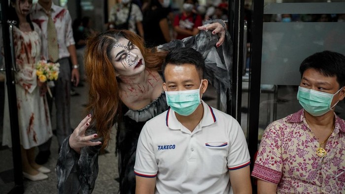 Thai Red Cross staff wearing Halloween costumes stand as people donate blood at the National Blood Center of the Thai Red Cross Society in Bangkok, Thailand, October 31, 2024. REUTERS/Athit Perawongmetha