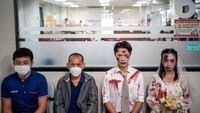 Staf Palang Merah Thailand mengenakan kostum Halloween berpose saat orang-orang mengantre untuk menyumbangkan darah di Pusat Darah Nasional Palang Merah Thailand di Bangkok, Thailand, Kamis (31/10/2024).