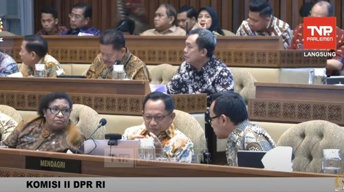 Saat Tito Karnavian kena tegur anggota DPR karena ngobrol dengan Bima Arya saat rapat Komisi II DPR