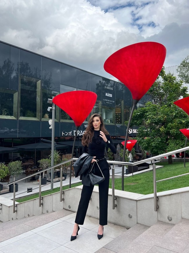 Di luar kariernya sebagai seorang pemain voli, Sabina juga gemar travelling. Hal itu terlihat dari foto-foto unggahan Sabina di Instagramnya. Foto: Instagram/@altynbekova_20