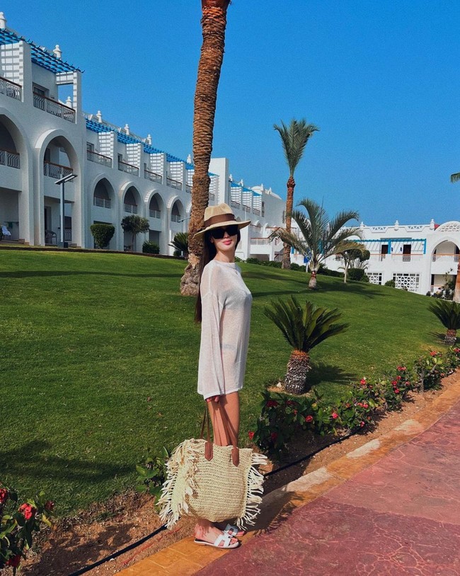 Pada Desember 2020 lalu Sabina sempat memamerkan foto pernikahannya dengan produser film komedi di Kazakhstan, Sayat Salmanuly. Namun Sabina sendiri tak banyak mengumbar kehidupan pribadinya di media sosial. Foto: Instagram/@altynbekova_20