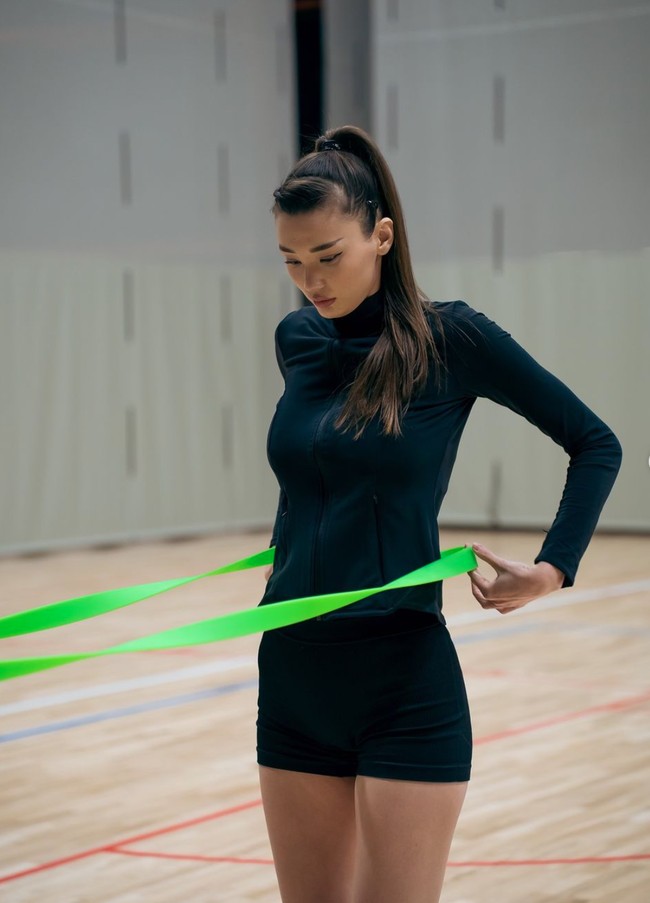 Sabina sudah bergabung dengan Timnas voli putri Kazakhstan U18 sejak usianya 16 tahun. Ia bahkan dipercaya sebagai kapten. Ia juga mewakili Kazakhstan dalam Kejuaraan Voli Wanita U19 Asia 2014. Pada 2015, Sabina mulai merambah karier internasional dengan bergabung bersama GSS Sunbeams, tim voli divisi kedua di Liga Jepang. Foto: Instagram/@altynbekova_20