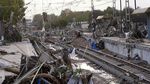 Sampah Banjir Numpuk di Jalur KA Spanyol