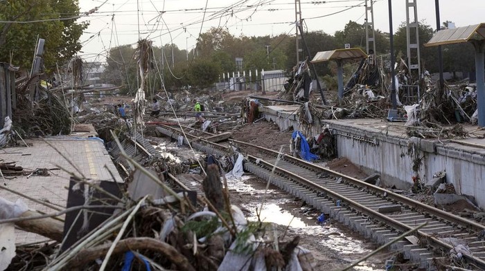 Train tracks are seen covered by branches after floods in Paiporta, near Valencia, Spain, Wednesday, Oct. 30, 2024. (AP Photo/Alberto Saiz)