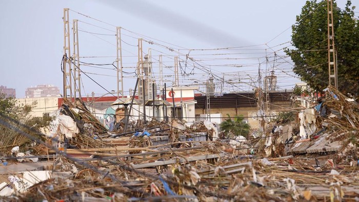 Sampah Banjir Numpuk di Jalur KA Spanyol Train tracks are seen covered by branches after floods in Paiporta, near Valencia, Spain, Wednesday, Oct. 30, 2024. (AP Photo/Alberto Saiz)
