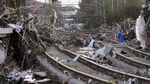 Sampah Banjir Numpuk di Jalur KA Spanyol