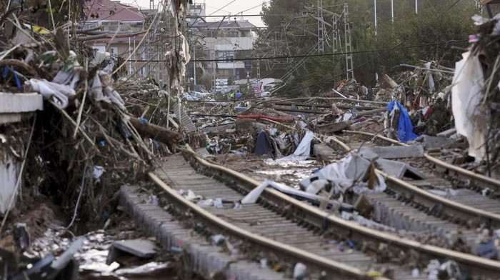 Sampah Banjir Numpuk di Jalur KA Spanyol Train tracks are seen covered by branches after floods in Paiporta, near Valencia, Spain, Wednesday, Oct. 30, 2024. (AP Photo/Alberto Saiz)