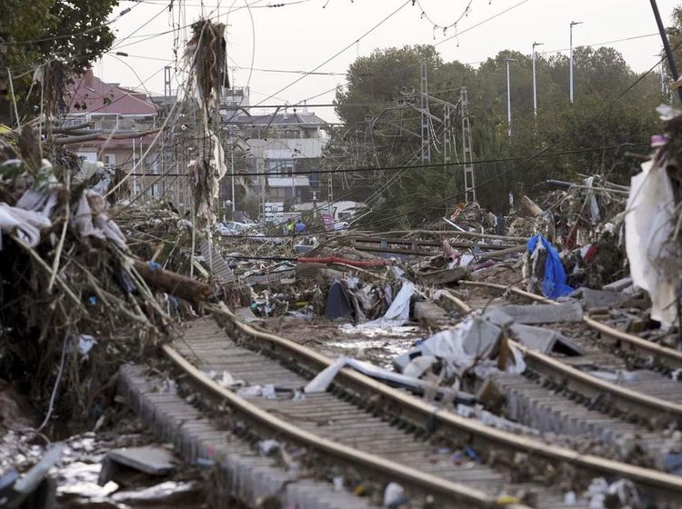 Sampah Banjir Numpuk di Jalur KA Spanyol