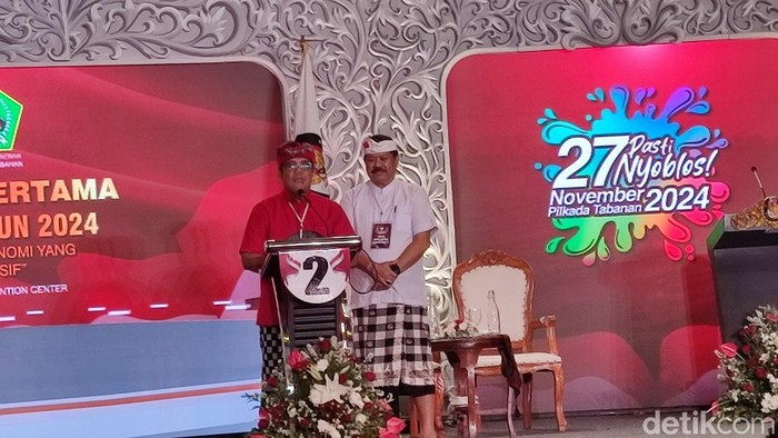 Sanjaya-Dirga dalam debat terbuka Pilbup Tabanan 2024. (Ahmad Firizqi Irwan)