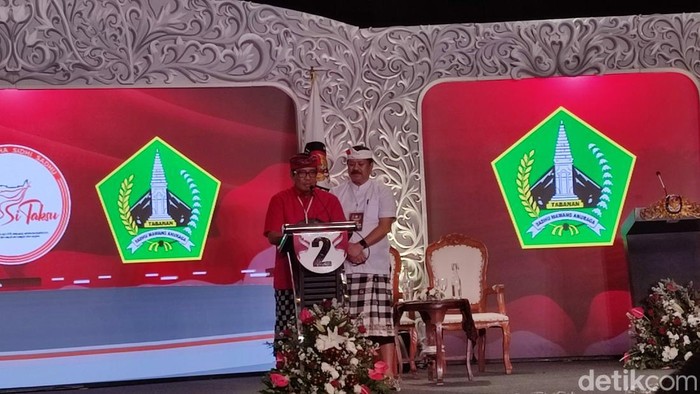 Sanjaya-Dirga saat debat terbuka Pilbup Tabanan 2024 di BSCC Denpasar. (Ahmad Firizqi Irwan)