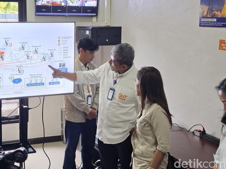 Momen Menkomdigi Meutya Hafid Pantau Progress Internet Satria-1