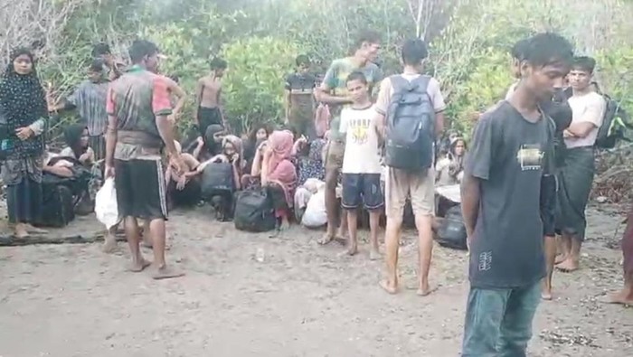 Seratusan warga etnis Rohingya saat berada di pinggir pantai di Kecamatan Madat, Aceh Timur usai turun dari kapal, Kamis (31/10/2024) pagi. (Foto: Istimewa).