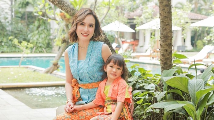 Shandy Aulia dan Claire Pakai Baju None Jakarta