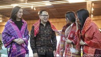 Widi Wardhana, Wakil Menteri BUMN Kartika Wirjoatmodjo, Wakil Menteri Pariwisata Ni Luh Puspa, dan Maya Watono mengenakan ulos secara simbolis.   